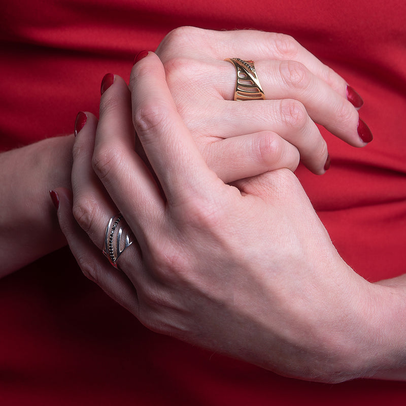 SHARCH CUT OUT RING GOLD WITH BLACK DIAMONDS