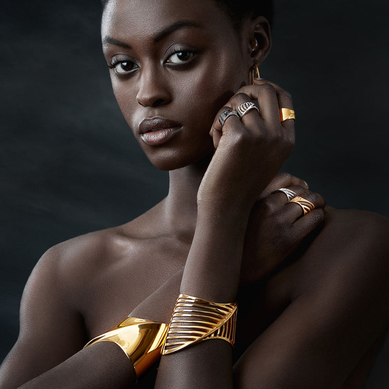 SHARCH CUT OUT RING GOLD WITH BLACK DIAMONDS