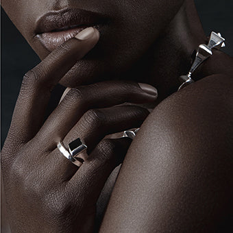 AMAZON RING SILVER WITH ONYX